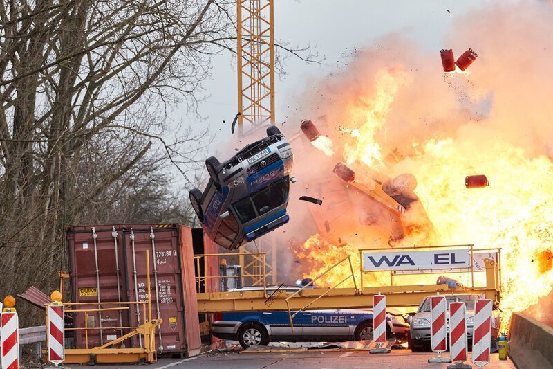 Bei der Verfolgung von Semir und Alex ziehen ihre Kollegen den Kürzeren … – Bild: RTL /​ Guido Engels