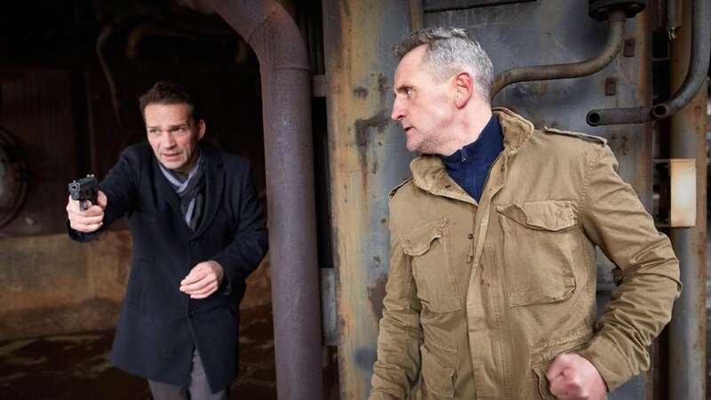 Oberstaatsanwalt Thomas Sander (Mathias Herrmann, l.) sucht nach Dr. Vogt (Tim Wilde), doch dieser hat seinen Verfolger bereits bemerkt … – Bild: MG RTL D /​ Guido Engels