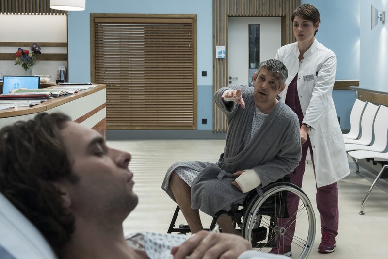 (v.l.n.r.) Heiko Rallburg (Andre Kaczmarczyk); Dimitri Leonow (Denis Burgazliev); Dr. Theresa Koshka (Katharina Nesytowa) – Bild: Jens-Ulrich Koch