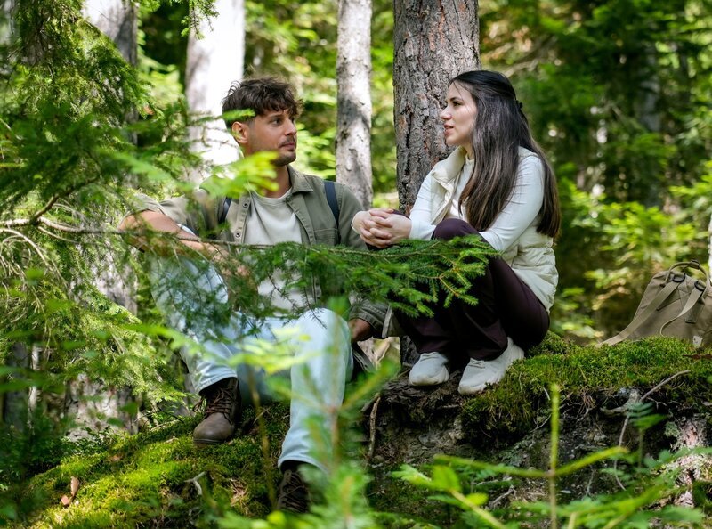 Ein Rückzug in den Wald schenkt Single Diego und Kandidatin Laura Zeit zu zweit. – Bild: ORF/​TVfriends