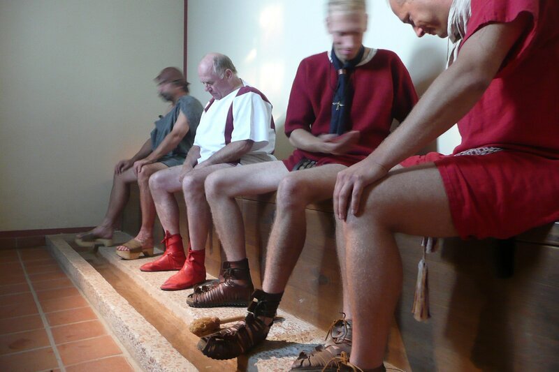 Treffpunkt Latrine: Beim öffentlichen Gang aufs Klo wird gespielt und gehandelt. – Bild: BR/​SWR/​Tilman Büttner