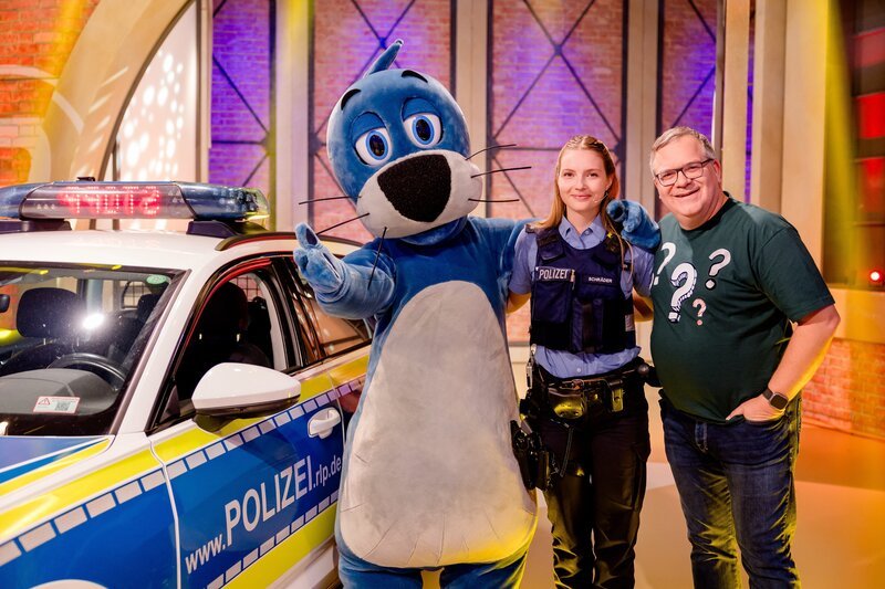 Polizeikommissarin Sarah Schräder weiht Elton (r.) und Piet Flosse (l.) bei „1, 2 oder 3“ in die Geheimnisse ihres Berufsalltags ein. – Bild: ZDF/​Ruppografie – Nadine Rupp
