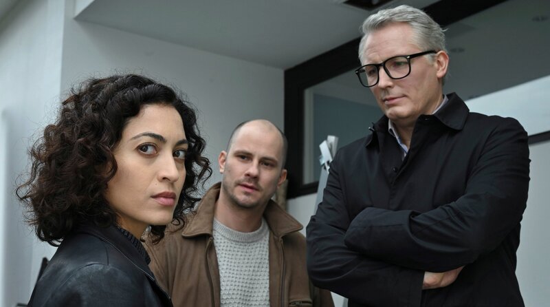 Nadirah (Sabrina Amali, li.) ermittelt mit ihren Kollegen Erik (Nikolaus Sternfeld, Mitte) und Wenzel (Max Urlacher, re.) den Mord an ihrem Mentor, dem Oberstaatsanwalt Frank Leuw. – Bild: ARD Degeto Film/​UFA Fiction/​Hardy Spitz