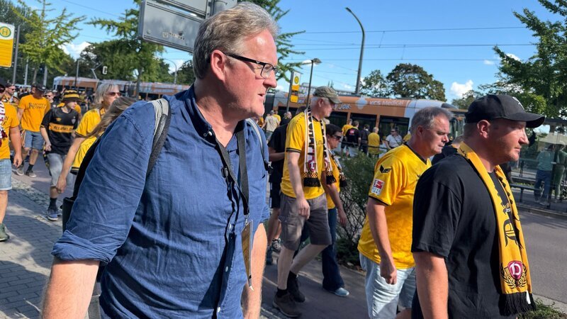 Christof Franzen mit Fussballfans aus Dresden. – Bild: ZDF und SRF