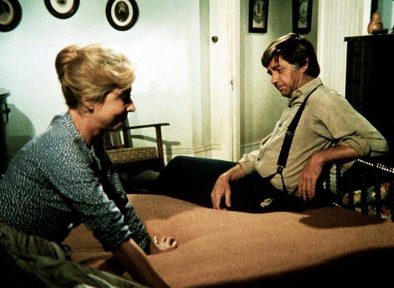 John Walton (Ralph Waite, r.) bespricht mit seiner Frau Olivia (Michael Learned, l.), ob sie das Angebot des Maklers wirklich annehmen sollen. – Bild: Sat.1 Gold