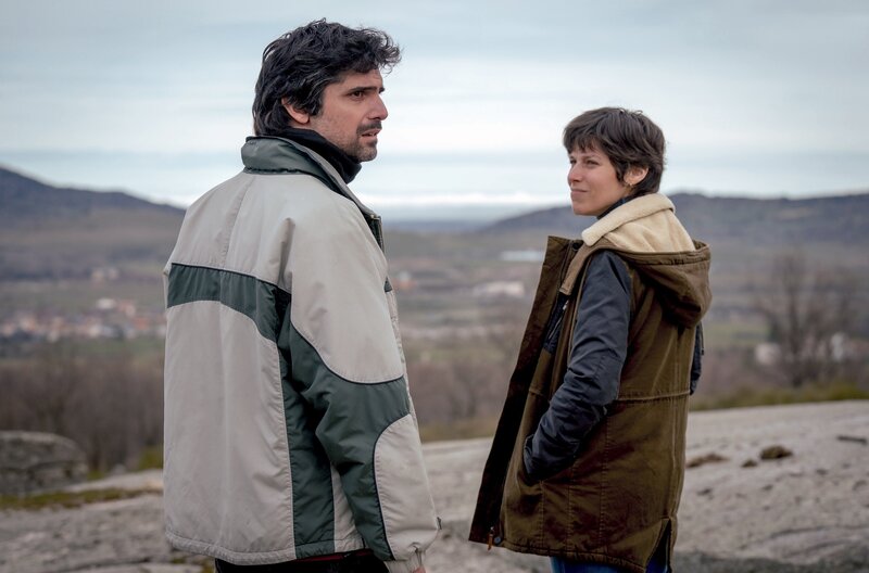 Trotz aller Schwierigkeiten sind Oscar (Francesco Carril) und Ana (Iria del Río) Freunde geblieben. – Bild: Manolo Pavõn