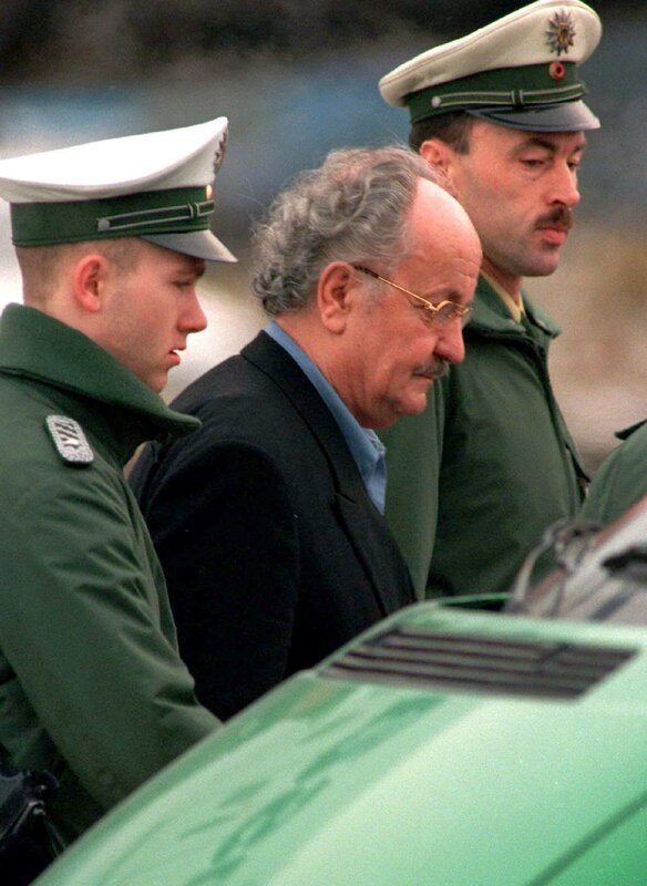 Die Jahre der Wiedervereinigung sind ein Eldorado für Wirtschaftskriminelle. Abzocker wie der Bauunternehmer Jürgen Schneider nutzen die Wirren der Wende, um sich an Subventionen oder ehemaligem DDR-Eigentum zu bereichern. „ZDF-History“ zeigt spektakuläre Fälle von „Vereinigungskriminalität“. – Bild: dedert, arne