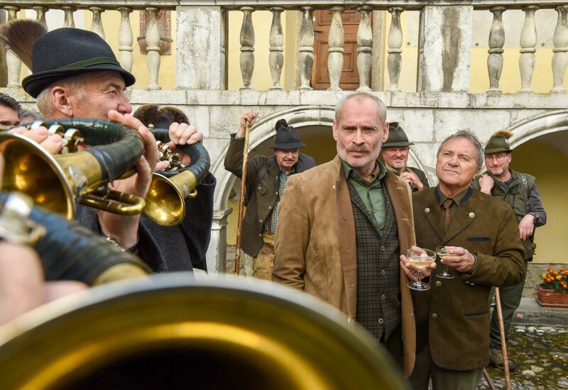 Vorne: Felix Dennstein (Johannes Krisch, m.), Dr. Biron (Wolfram Berger, r.). – Bild: Hubert Mican /​ ORF /​ Film 27