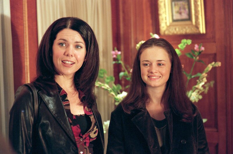Lorelai (Lauren Graham, l.) ist alles andere als begeistert, als Rory (Alexis Bledel, r.) von Emily nahezu gezwungen wird mit Richard golfen zu gehen, doch als Rory auch noch einen schönen Tag verbringt, beginnt sie plötzlich einen Streit … – Bild: Warner Bros. Television
