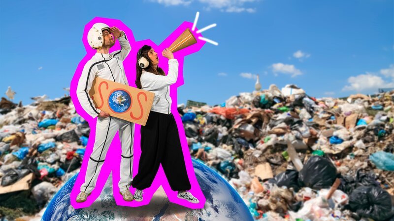 Oh je – überall ist Müll, der der Natur schadet. „S.O.S.“ rufen die Muckemacher Verena und Florian in ihrem Song und motivieren dazu, der Umwelt zu helfen. – Bild: ZDF/​Tim Bornemann