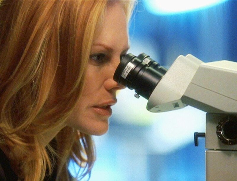 An Hand der gefundenen Zigarettenstummel hat Catherine (Marg Helgenberger) eine heiße DNA-Spur entdeckt. – Bild: RTL