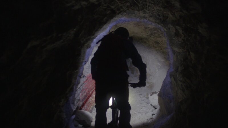 Finster, steil und rutschig: Der Mountainbike-Trail im stillgelegten Bergwerk von Mežica ist selbst für Könner eine Herausforderung. – Bild: ZDF und Phoenix Television Limited