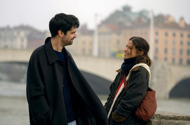Oscar (Francesco Carril) und Ana (Iria del Río) treffen sich in Lyon wieder, wo Ana seit Beginn der Pandemie lebt. – Bild: María Heras