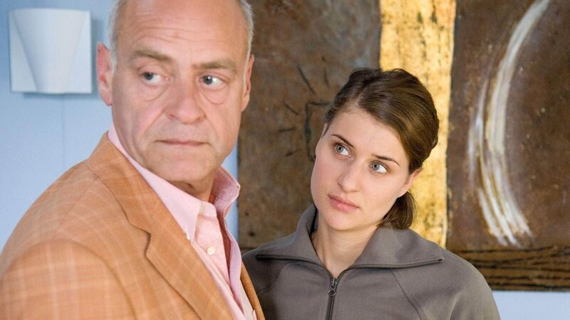 Miriam (Marie Rönnebeck) erfährt, dass ihr Vater Paul (Jochen Kolenda) in absehbarer Zeit erblinden wird, falls er nicht 10.000 Euro für eine Operation auftreiben kann. – Bild: TVNOW /​ Stefan Erhard