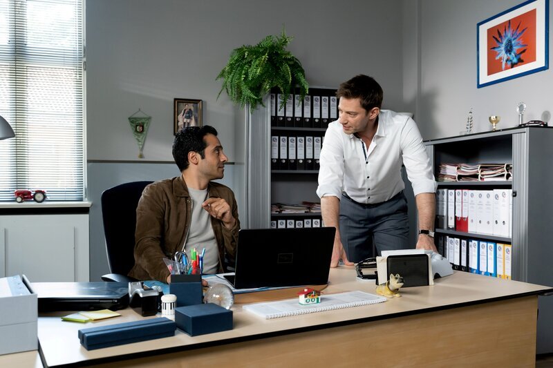 Die Kommissare Kaya (Baran Hêvî, l.) und Hansen (Igor Jeftić, r.) finden heraus, dass es sich bei dem Buch „Räuber Frantz kehrt zurück“ um eine Fälschung handelt. – Bild: ZDF und Lisa Gschwentner