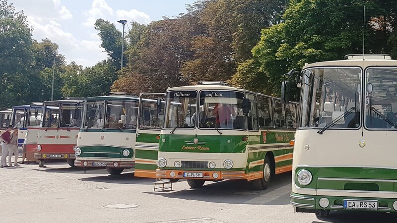 Parade der historischen DDR-Busse der Marke Fleischer beim Treffen in Naumburg. – Bild: Andreas Vennewald /​ Doclights