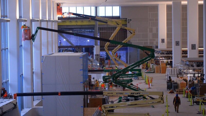Windows are installed in Terminal B at LaGuardia Airport. – Bild: Windfall Films /​ Nat Geo