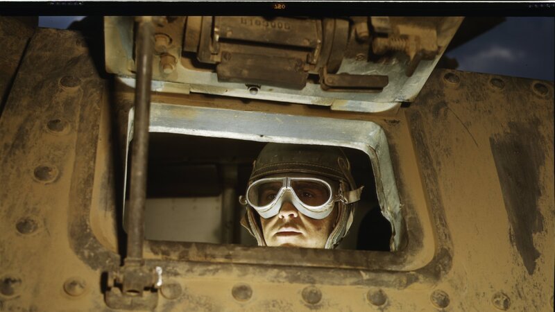 Die Panzer des Ersten Weltkrieges sind behäbig, unvollkommen und für ihre Besatzung von bis zu 18 Mann oft stählerne Särge. Erste Feuerprobe erleben sie in der Schlacht von Cambrai. – Bild: ZDF und Library of Congress