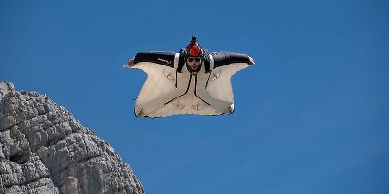 Basejumper Michael Maili im Flug – Bild: ServusTV /​ dreiD.at Filmproduktion /​ Sikora /​ Maili /​ Lukas Kogler