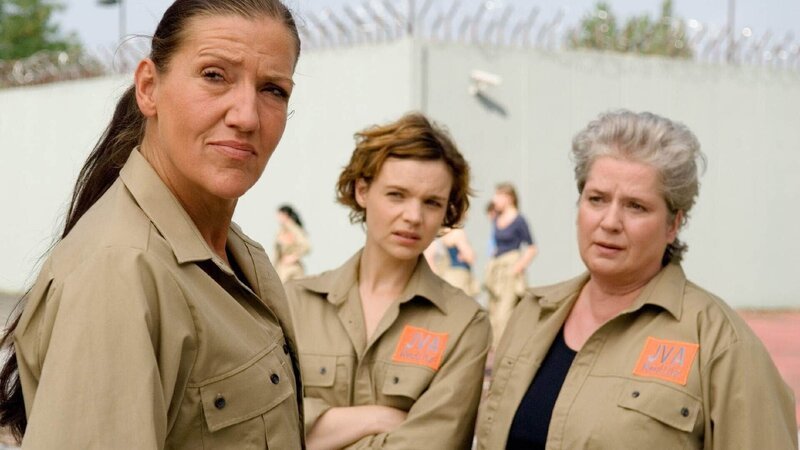 Walter (Katy Karrenbauer, li.), die eine Nase für so etwas hat, befürchtet Drogenhandel. (Mi. Greta Galisch de Palma, re. Barbara Freier) – Bild: TVNOW /​ Stefan Erhard