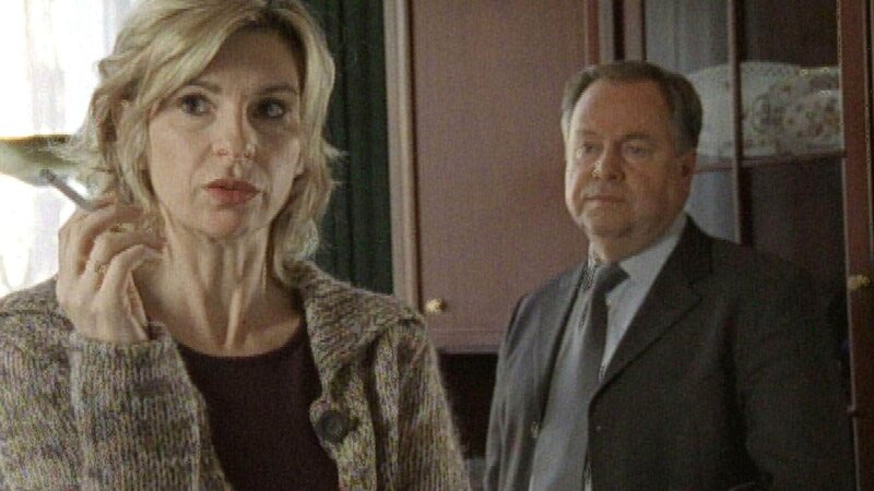 Kriminalhauptkommissar Kehler (Wolfgang Bathke) teilt Ulrike Dressler (Maria Bachmann) mit, dass die Beamten Schmauchspuren in ihrem Wagen gefunden haben und die Faserspuren vom Tatort von einem ihrer Sweatshirts stammen. Nervös sucht sie nach einer Erklärung. – Bild: MG RTL D