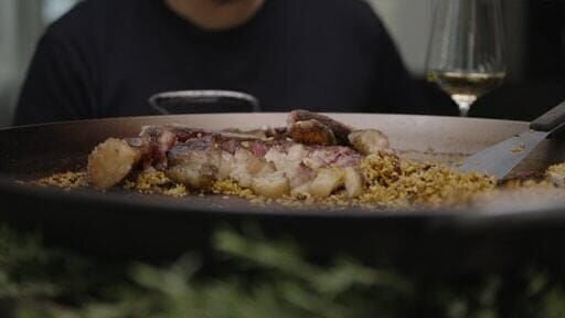 Eine Pfanne Paella im Lobito de Mar – Bild: RTL /​ Dragonfly Film and Tv Productions /​ Marbella