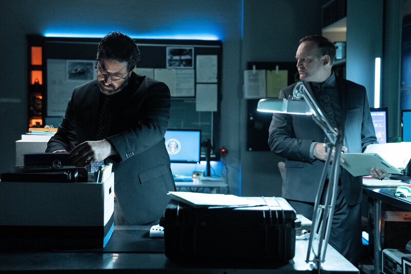 REENACTMENT – Die NTSB-Ermittler Bill Bramble (gespielt von Marc R. Bondy) und Aaron Sauer (gespielt von Robin Wilcock) untersuchen die Wartungsunterlagen der beiden Flugzeuge, die in einen tödlichen Zusammenstoß in der Luft verwickelt waren. – Bild: Cineflix