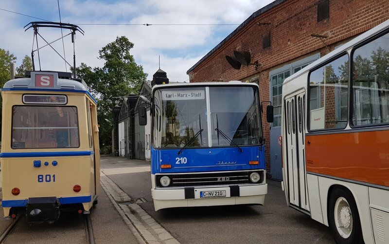 Ikarus-Busse und Gotha-Straßenbahnen waren im Nahverkehr der DDR unterwegs – heute als Nostalgie-Fahrzeuge in Chemnitz. – Bild: ZDF/​Andreas Vennewald /​ Doclights