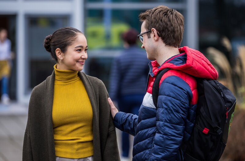 Sofia (Olivia Papoli-Barawati, l.) verpasst Olli (Arne Kertész, r.) eine Spitze. – Bild: ARD/​Michael Kremer