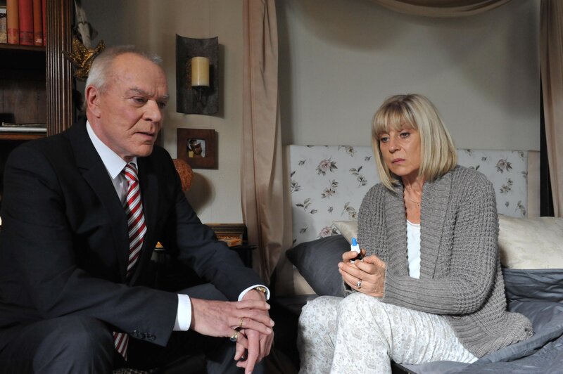 Werner (Dirk Galuba,l.); Charlotte (Mona Seefried, r.) – Bild: Ann Paur