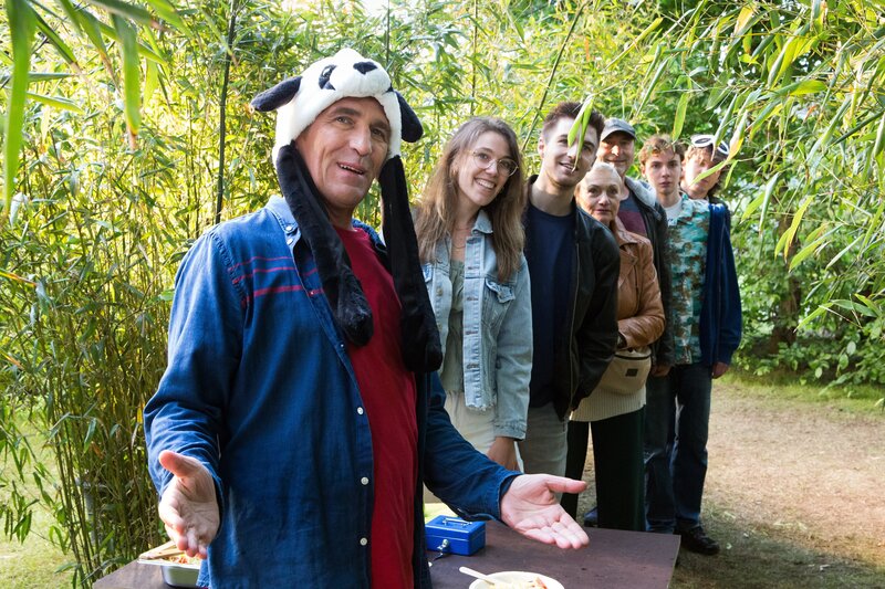 Die Ausstellung ist eröffnet! Fritz Fuchs (Guido Hammesfahr) empfängt die ersten Gäste seiner Panda-Ausstellung und zeigt ihnen neben unzähligen Bambuspflanzen auch Panda-Fotos und Videos seiner Chinareise. – Bild: ZDF/​Zia Ziarno