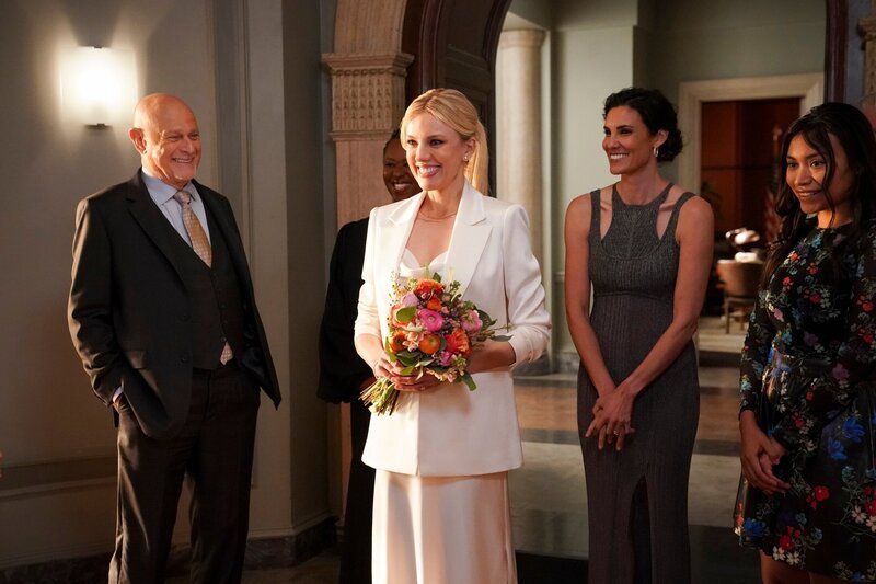(v.l.n.r.) Hollace Kilbride (Gerald McRaney); Anna Kolcheck (Bar Paly); Kensi Blye (Daniela Ruah); Rosa Reyes (Natalia del Riego) – Bild: CH Media /​ CBS Broadcasting Inc. /​ Sonja Flemming