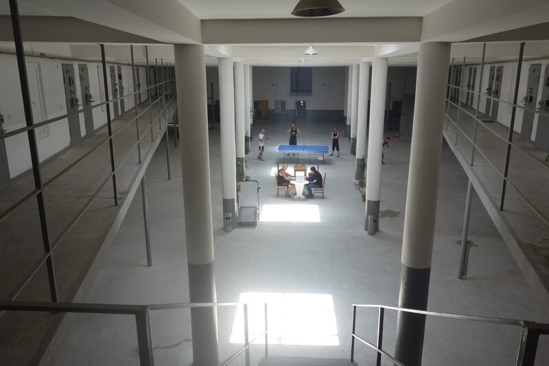 Innerhalb der einzelnen Blöcke des Gefängnisses von Armawir herrscht ein offenes Konzept. – Bild: ZDF und Stephan Arapovic for Maximus Film GmbH