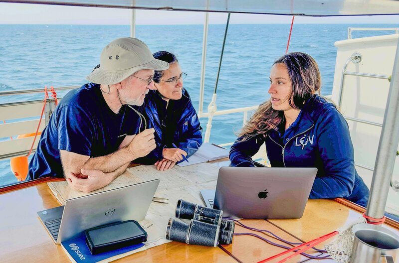 Das Forschungsteam an Bord der „Bonita“ im Mittelmeer: Gemeinsam untersuchen die drei, wie Plastikmüll das Leben unter Wasser beeinflusst. – Bild: Tino Häussler/​42film