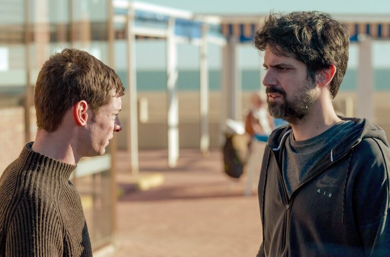 Nach einer enttäuschenden Silvesterfeier begegnet Oscar (Francesco Carril, re.) dem jungen Josito (Martín Páez, li.), der seine Hilfe braucht – und fährt ihn kurzerhand bis nach Valencia. – Bild: Manolo Pavõn