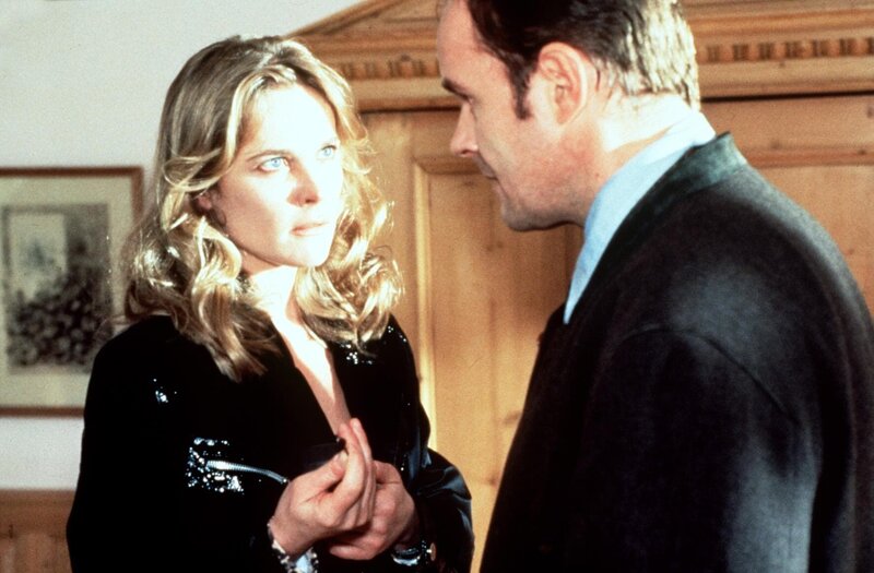 Der Steuerbeamte Johann Schafheitl (August Schmölzer) hat beim Ausparken aus der Tiefgarage den Freund von Gerda Jacobi (Karoline Eichhorn) angefahren. Tags darauf erscheint die Frau bei ihm und verlangt Schweigegeld, da ihr Partner an den Folgen des Unfalls gestorben sei. – Bild: ORF