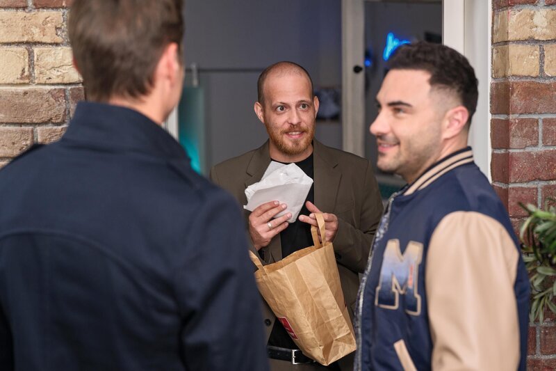 Tobias (Patrick Müller, M.) hadert mit Nurays Vorschlag und wird von Easy (Lars Steinhöfel, r.) und Ringo (Timothy Boldt) überrascht. – Bild: RTL /​ Stefan Behrens /​ Ein Verrat fürs Glück