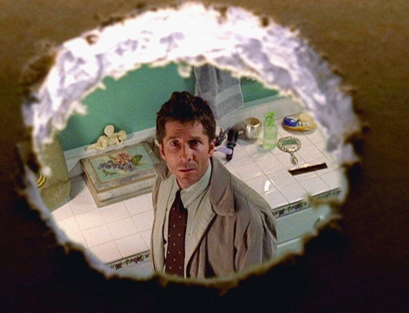 Erst durch die Aussage des Hellsehers Maurice (Leland Orser) kommt das CSI-Team der Lösung des Mordfalles näher. – Bild: RTL