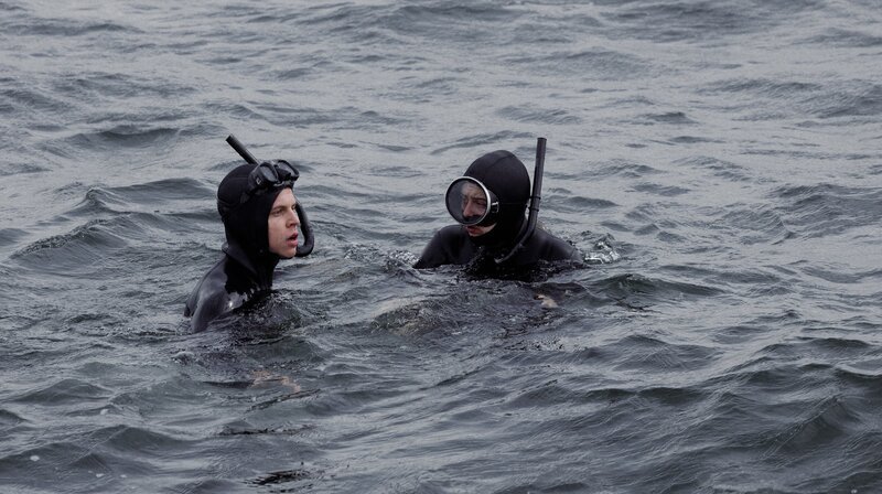 Andreas (Willi Geitmann) und Hanna (Lena Urzendowsky) versuchen, 50 Kilometer in die Freiheit zu schwimmen. – Bild: SWR/Wood Water Films Andreas (Willi Geitmann) und Hanna (Lena Urzendowsky) versuchen, 50 Kilometer in die Freiheit zu schwimmen. – Bild: SWR/Wood Water Films