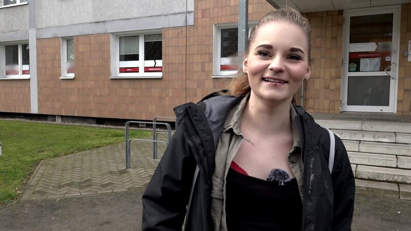 Michelle pausiert gerade ihre Ausbildung als Physiotherapeutin. Die 19-Jährige möchte aber nicht tatenlos rumsitzen. Sie hat eine Chance auf einen Teilzeitjob. – Bild: RTLZWEI