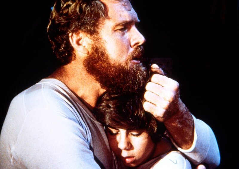 Jonathan Garvey (Merlin Olsen, l.) versucht, seinen Sohn Andy (Patrick Laborteaux, r.), der nicht über den Tod seiner Mutter hinwegkommt, zu trösten. – Bild: Worldvision