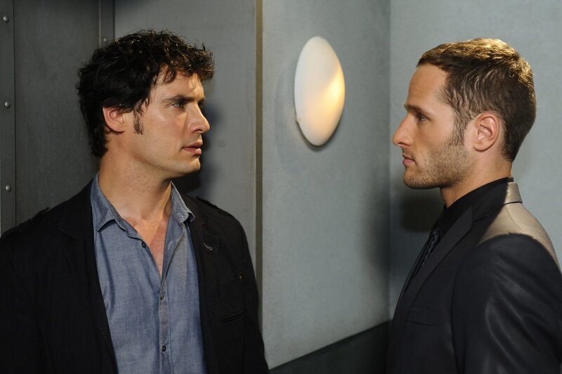 Trotz einer Warnung Davids (Lee Rychter, r.), seine Schwester würde alle und jeden für ihre Zwecke manipulieren, bleibt Annetts Reuegeständnis Alexander (Paul Grasshoff, l.) gegenüber nicht ohne Wirkung auf ihn. – Bild: SAT.1 /​ Oliver Ziebe Eigenproduktionsbild frei