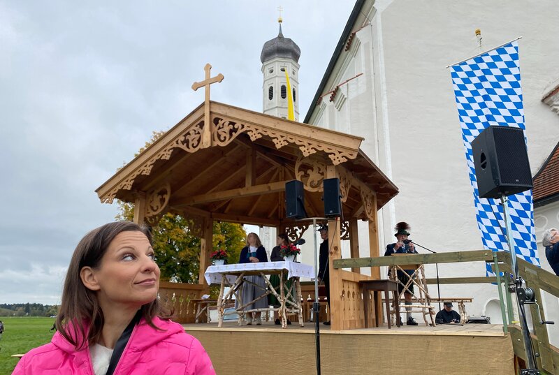 Moderatorin Irene Esmann beim Colomansritt in Schwangau. Weiteres Bildmaterial finden Sie unter www.br-foto.de. – Bild: BR/​Christian Wölfel