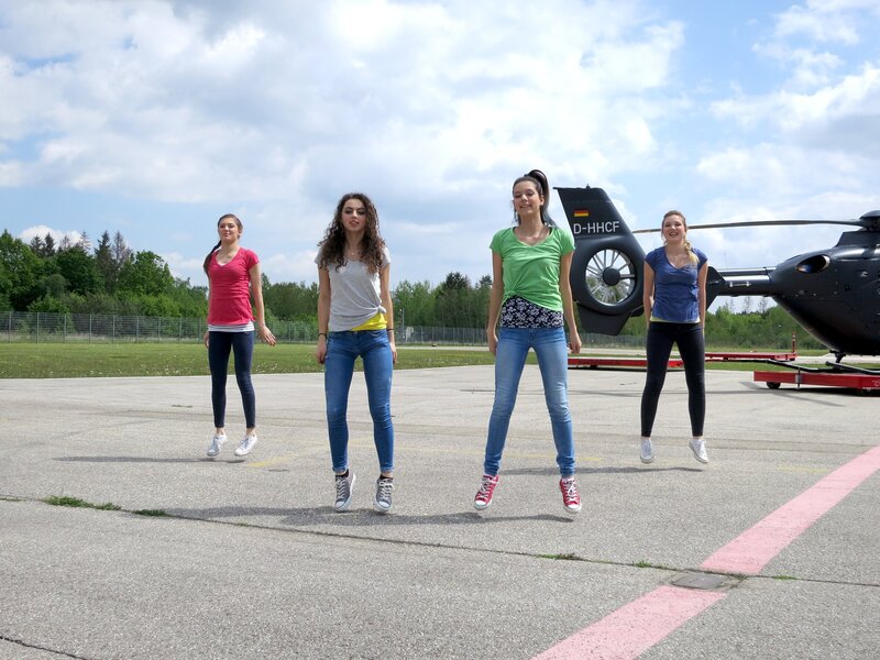 Die TanzAlarm-Kids v.l.: Lara, Leoni, Kim und Annika auf dem Flugplatz. – Bild: KiKA/​MingaMedia
