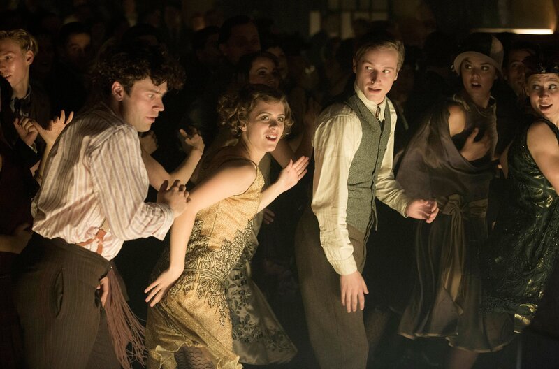 Tanz im Moka Efti: Rudi Malzig (Johann Jürgens, li.), Charlotte Ritter (Liv Lisa Fries), Jänicke (Anton von Lucke). – Bild: ARD Degeto/​X-Filme/​Beta Film/​Sky Deutschland/​Frédéric Batier