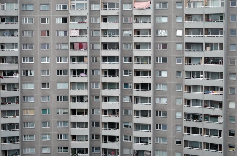 Monotonie in Masse. Wo man auch hinsieht: „Form follows function“ in Reinform. Aber Schönheit liegt bekanntlich im Auge des Betrachters. – Bild: Chris Valentin