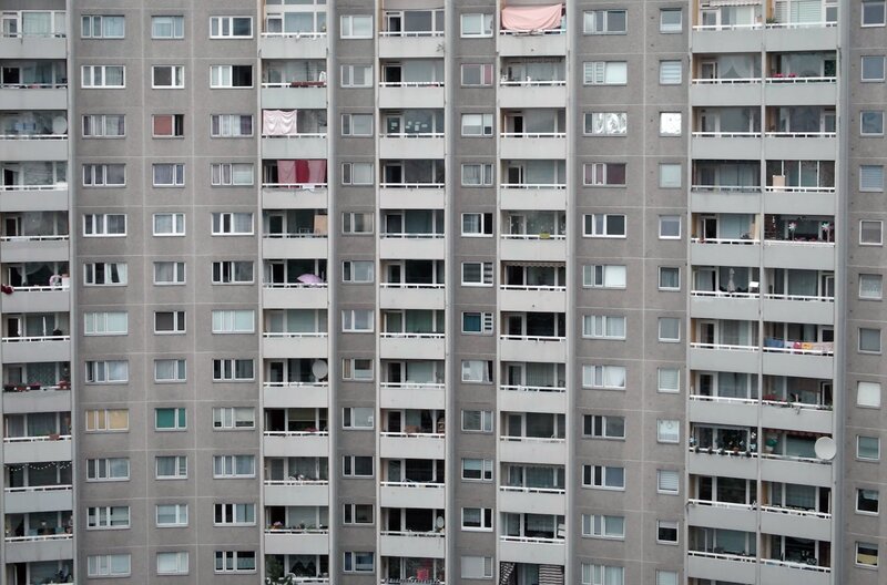 Monotonie in Masse. Wo man auch hinsieht: „Form follows function“ in Reinform. Aber Schönheit liegt bekanntlich im Auge des Betrachters. – Bild: Chris Valentin