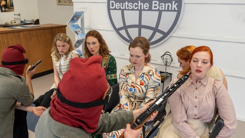 Bankraub mit Geiselnahme in München 1971: Ein Fall, wie es ihn in der Bundesrepublik noch nicht gab. Die Polizei ist überfordert. Von links: Maskierter Mann (Daron Yates), die Geiseln (Felina Zenner, Kathrin Bliemsrieder), weiterer maskierter Mann (Kevin Knobloch), Franziska Singer, eine Geisel (eine Komparsin) und Fanny Ulman – Bild: ZDF