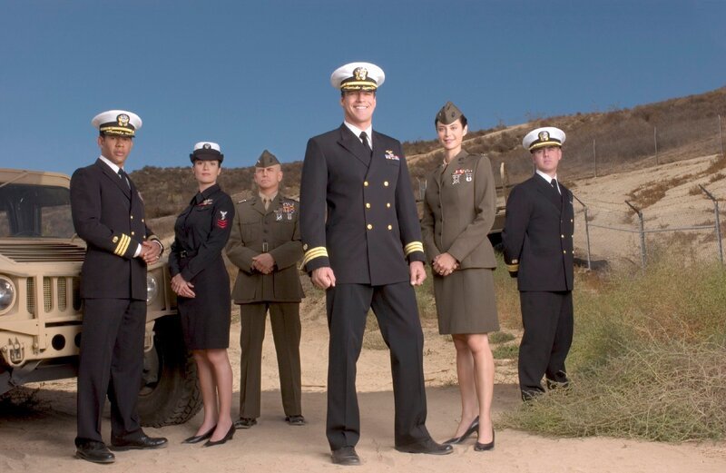 V.l.: Sturgis Turner (Scott Lawrence), Lt. Loren Singer (Nanci Chambers), Maj. Gen. Gordon ‚Biff‘ Cresswell (David Andrews), Harmon Rabb, Jr. (David James Elliott), Sarah MacKenzie (Catherine Bell), Bud Roberts, Jr. (Patrick Labyorteaux) – Bild: MG RTL D /​ CBS Studios Inc.