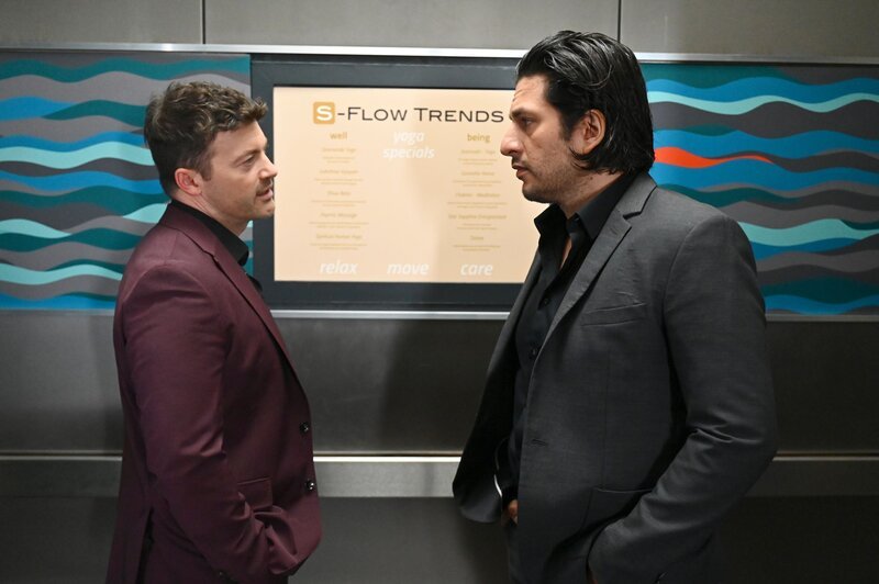 Ben (Jörg Rohde, l.) beschuldigt Kilian. Rechts Maximilian (Francisco Medina). – Bild: RTL /​ Julia Feldhagen /​ Galgenfrist